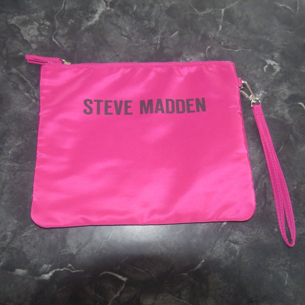 Steve Madden Hot Pink Nylon Wristlet Pouch – New Without Tags (B2)